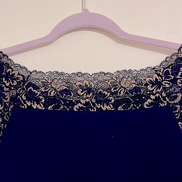 🍒 BOGO 🍒 Stunning Stretchy Silk & Lace OTS Top Description is helpful - Picture 6 of 7